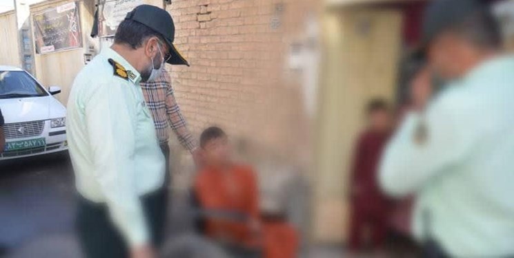 اهدای ویلچر به نوجوان یتیم  و معلول افغانی توسط پلیس خمینی‌شهر