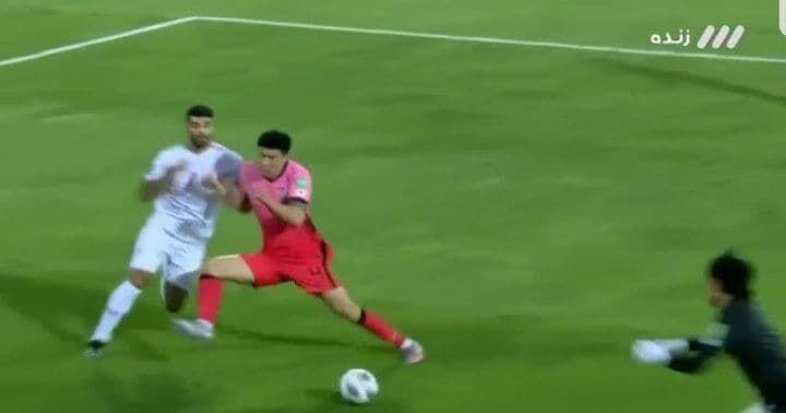 ببینید| تصاویر صحنه پنالتی روی طارمی در VAR ایرانی/ واکنش ۹ کارشناس؛ گاف الکاف علیه ایران