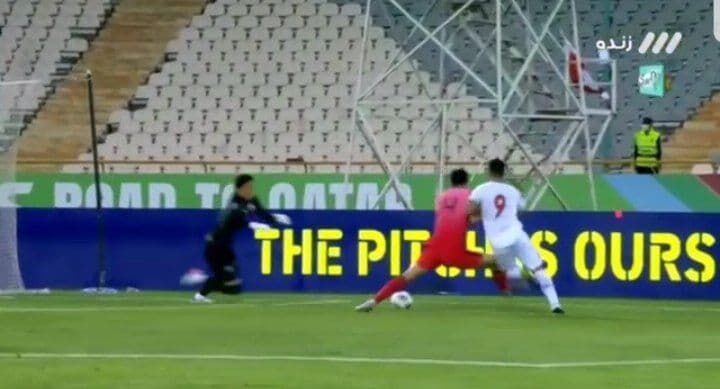 ببینید| تصاویر صحنه پنالتی روی طارمی در VAR ایرانی/ واکنش ۹ کارشناس؛ گاف الکاف علیه ایران