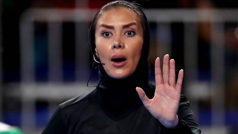 ببینید| شگفت‌زدگی داور زن ایرانی در فرودگاه پس از بازگشت از جام جهانی