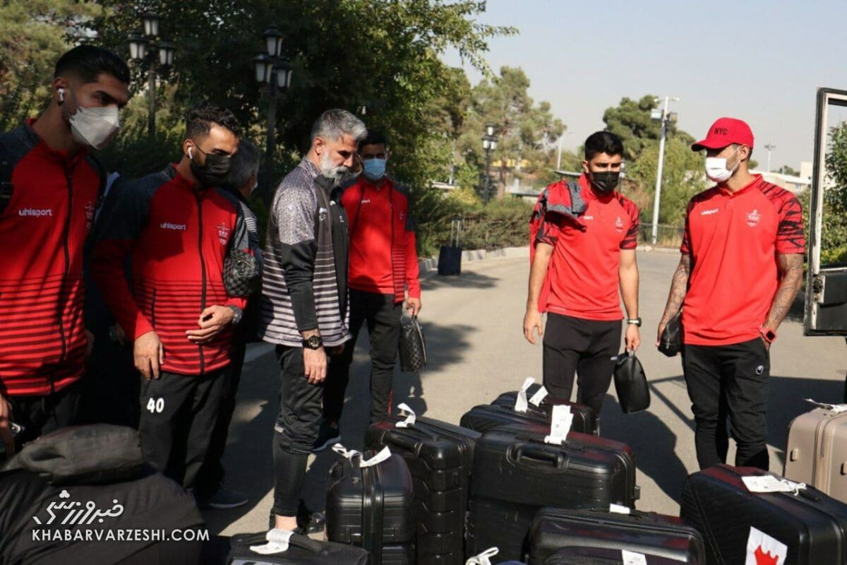 ببینید| ماجرای عجیب پرسپولیس در فرودگاه/ تصاویر سرگردانی پرسپولیسی‌ها؛ پرواز به ریاض کنسل شد/ کنایه تلخ یحیی گل محمدی و حرف‌های یک ستاره سرخپوش