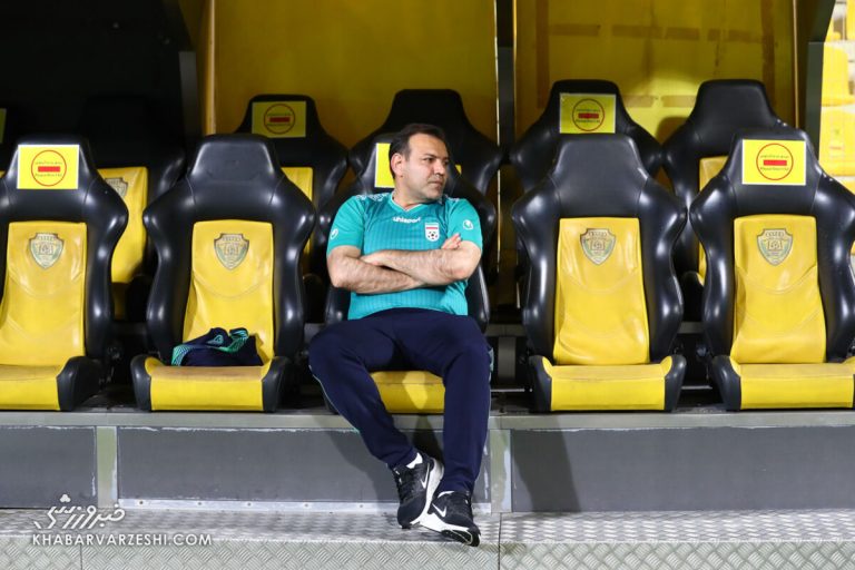 تصاویر| فاجعه شیوه نشستن رئیس فدراسیون فوتبال/ ماجرای جنجالی عیسی کلانتری تکرار شد
