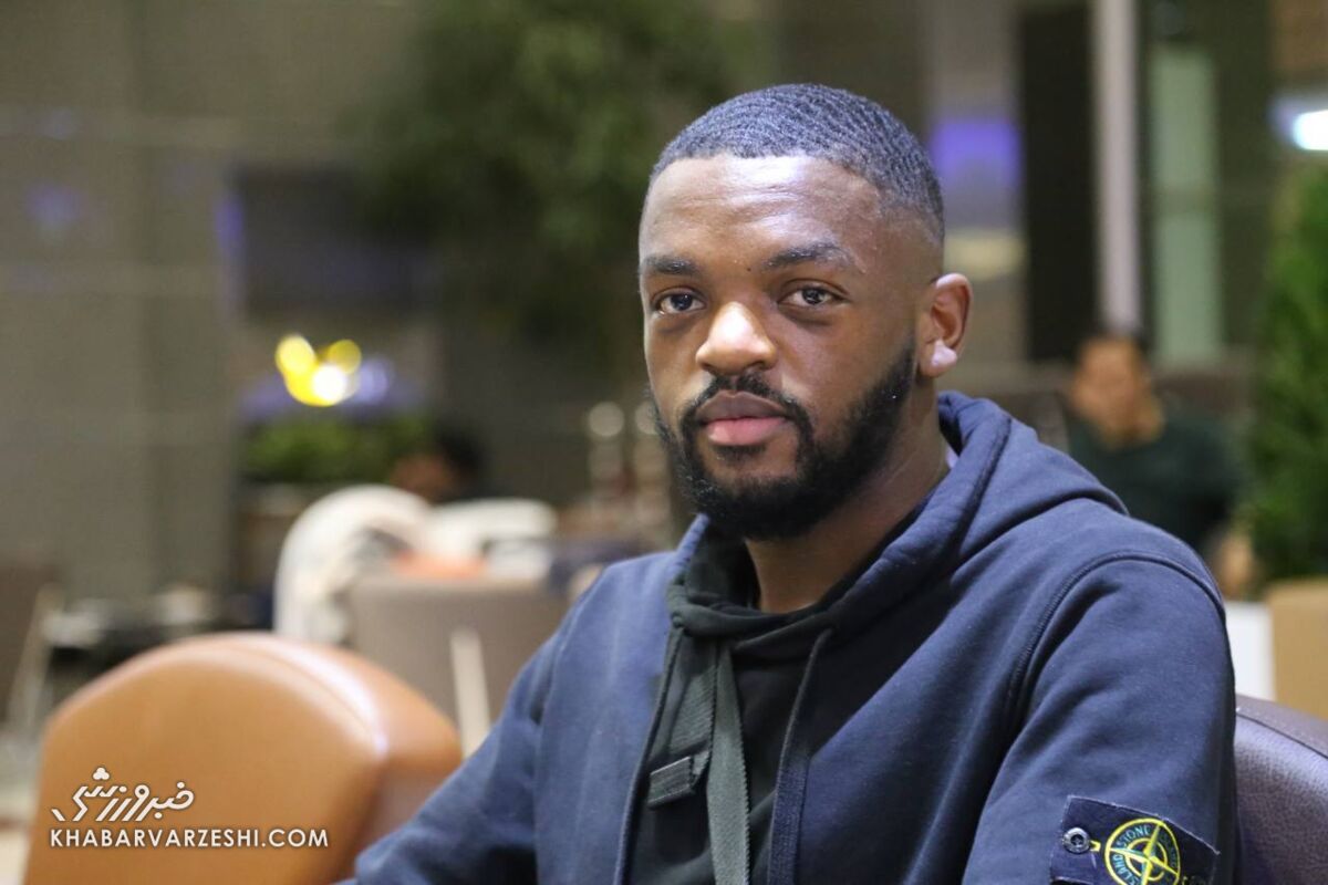 تصاویر مدافع خارجی مدنظر استقلال در فرودگاه/ استقبال با رز آبی!