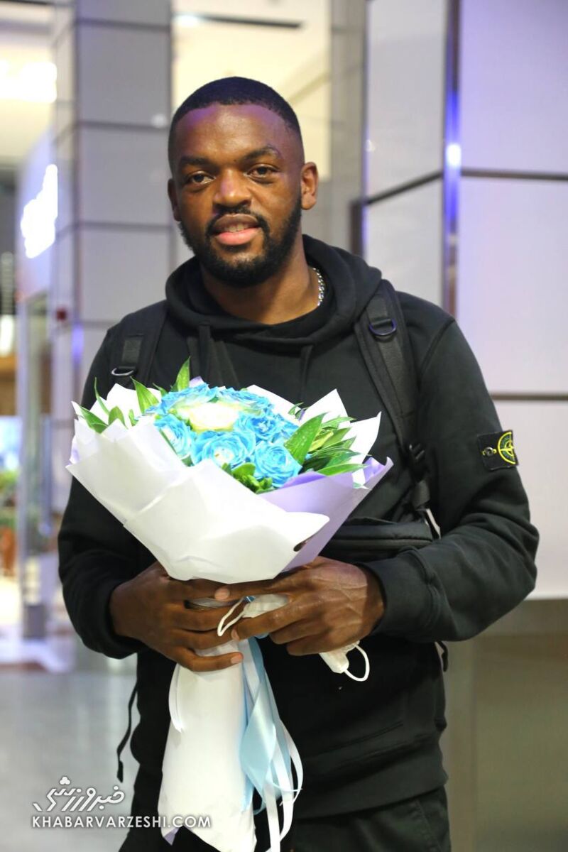 تصاویر مدافع خارجی مدنظر استقلال در فرودگاه/ استقبال با رز آبی!