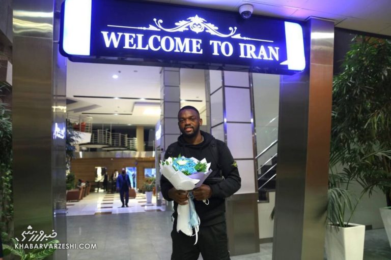 تصاویر مدافع خارجی مدنظر استقلال در فرودگاه/ استقبال با رُز آبی!