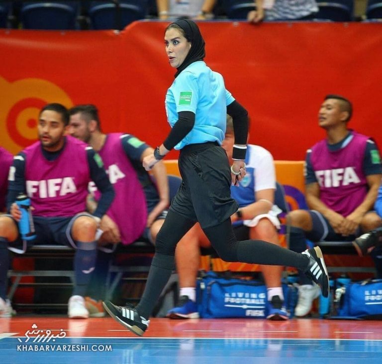 تصویری از مدال داور زن ایرانی با حضور رئیس فیفا در فینال جام جهانی