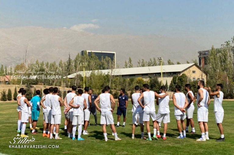 حضور یک بازیکن با لباس شخصی و غیبت هافبک جدایی‌طلب در تمرین استقلال
