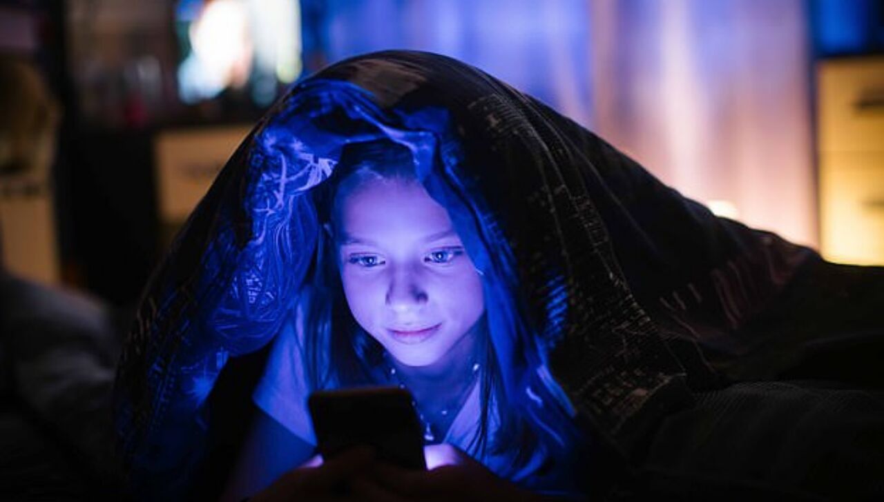 خواب ضعیف کودکان پیامد بازی با تلفن همراه در شب