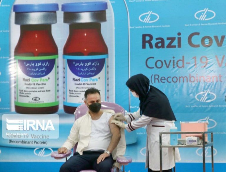 داوطلبان واکسن رازی کووپارس کارت واکسن دریافت می کنند