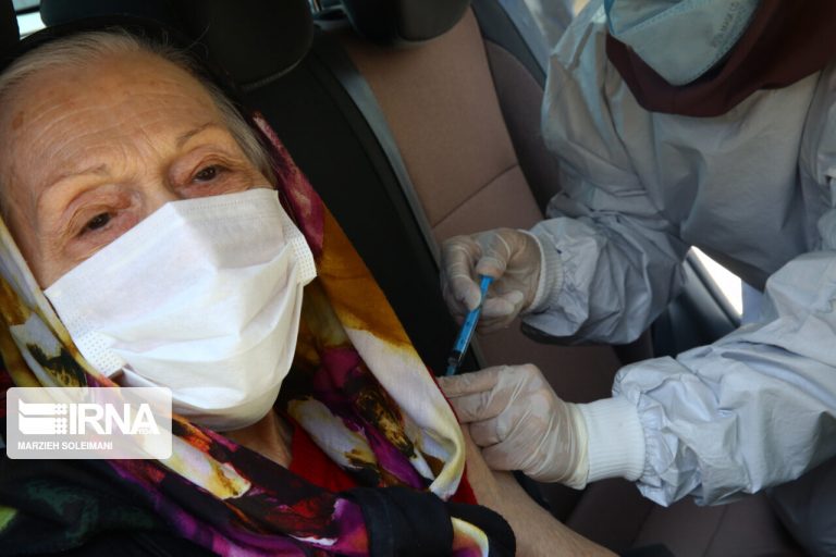 سالمندان گیلان برای دریافت واکسن در منزل با ۴۴۰١ تماس گیرند