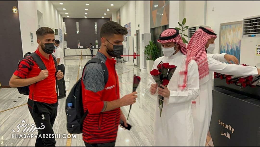 عکس| استقبال گرم عربستانی‌ها از پرسپولیس/ شاگردان گل محمدی به هتل رسیدند