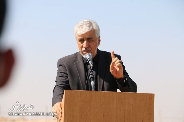 عکس| بازدید وزیر ورزش از کمپ تیم ملی فوتبال/ سجادی هدیه گرفت