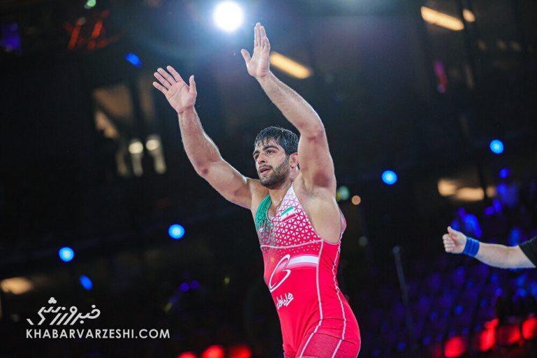 عکس| خوشحالی جنجالی استقلالیها از قهرمانی یک کشتیگیر ایران/ تصویری که فراگیر شد