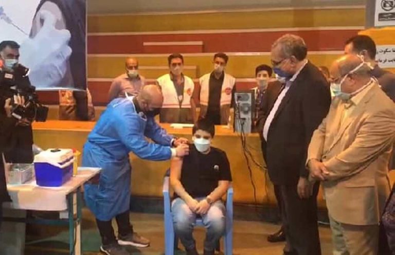 نوه ١٢ ساله وزیر بهداشت واکسن سینوفارم تزریق کرد