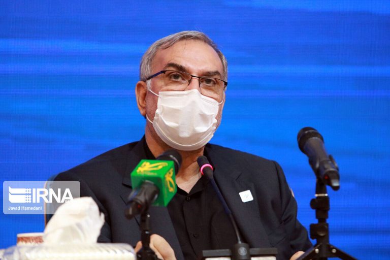 وزیر بهداشت:مراجع تقلید واکسیناسیون کرونا را لازم میدانند