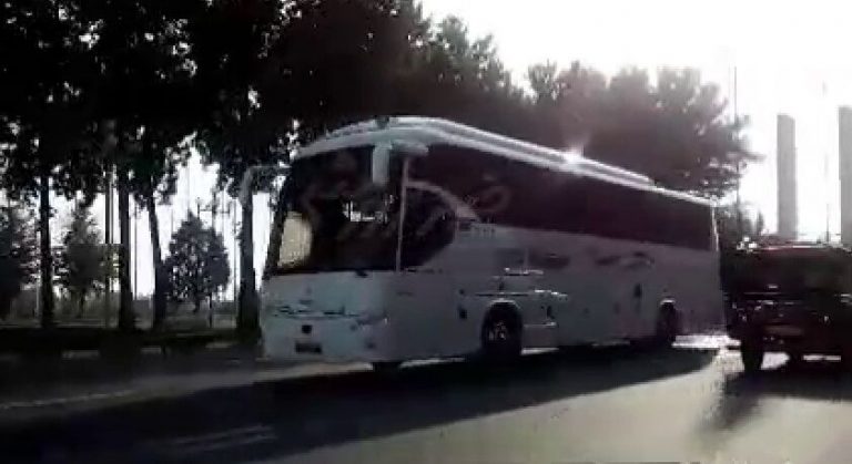ویدیو| ورود اتوبوس کره با اسکورت به آزادی