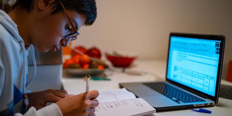 ترکش‌های کرونا بر فعالیت‌های آموزشی/ خشونت‌هایی که پشت قاب تلفن پنهان می‌مانند