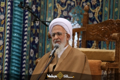 آیت الله جوادی آملی: مسئولان تلاش کنند بین مردم و نان جدایی نیفتد / دست خود را پیش دیگران دراز نکنیم و متکی به خود باشیم