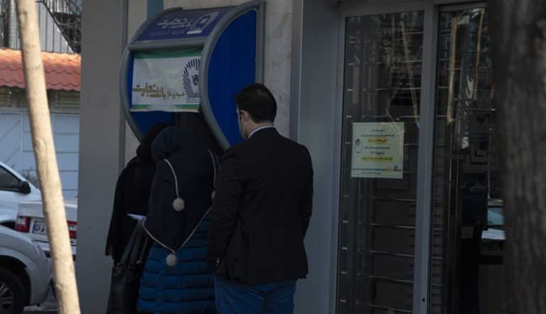 بانک با دریافت مدرک پول جابه‌جا می‌کند