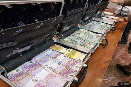 ببینید | رونمایی از کیف‌های ۴۰ میلیارد تومانی رشوه دلار و یورو در دادگاه شهرداری لواسان