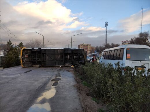 تصادف کامیون و اتوبوس ۱۸ نفر را به بیمارستان فرستاد