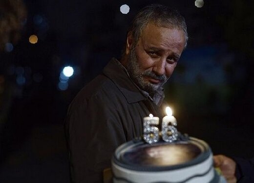 جشن تولد ۵۶‌سالگی جواد عزتی با چهره‌ای شکسته در فیلم «مرد بازنده»/ عکس