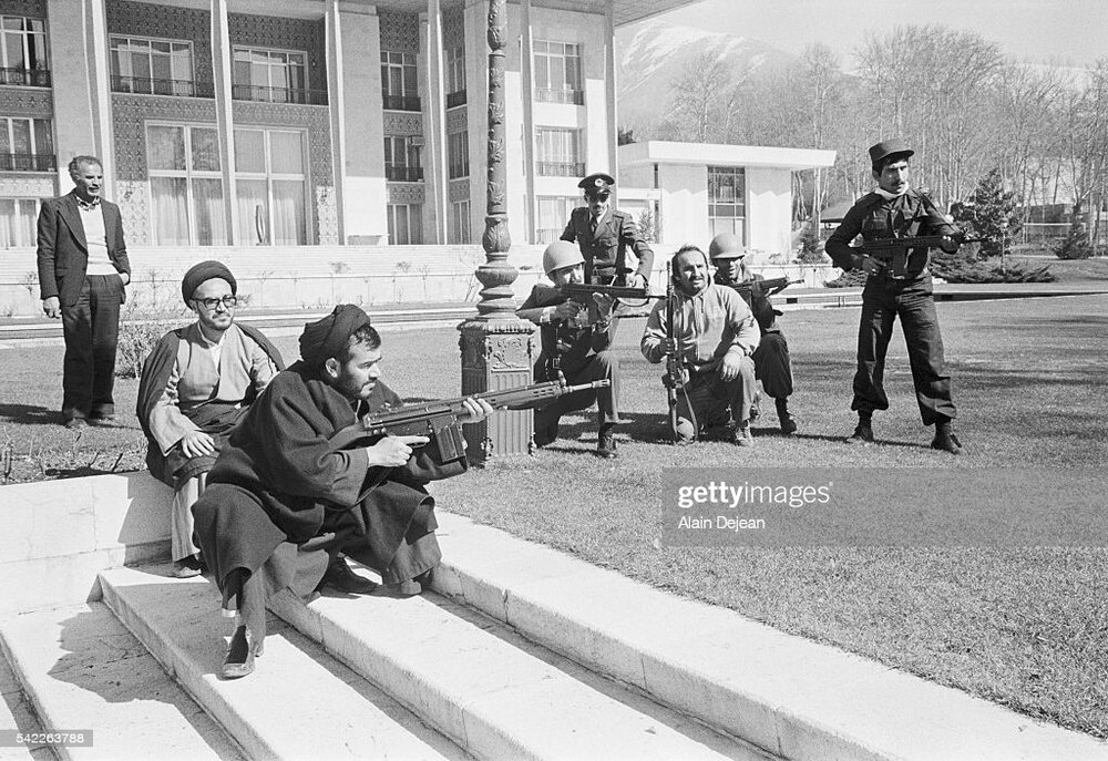 عکس | کاخ نیاوران در تسخیر انقلابیون