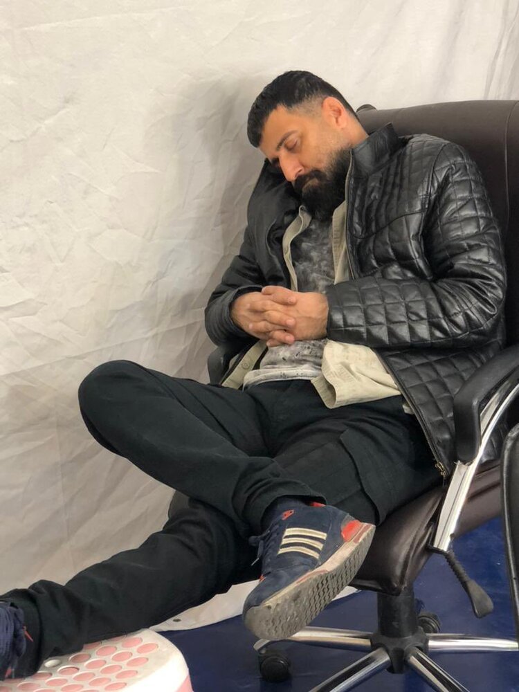 عکسِ هومن حاجیعبداللهی با ژست کارتن خوابی