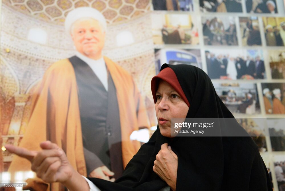 فائزه هاشمی: رئیسی تصمیم گیر نیست او را اداره می‌کنند / زیرپای رئیسی پوست خربزه انداخته اند
