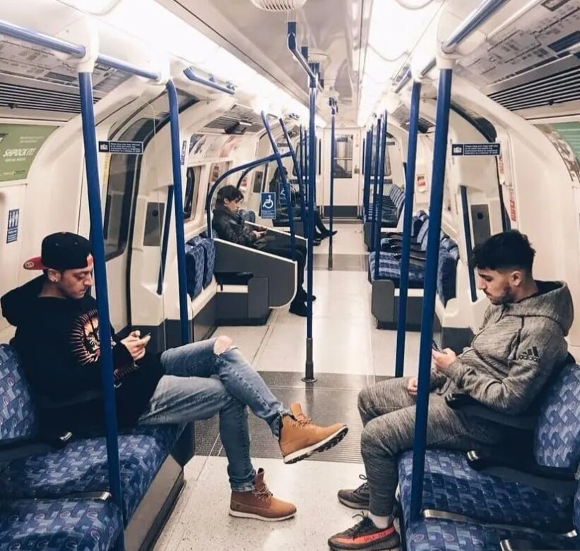 فوتبالیست‌های مطرح جهان در مترو/عکس