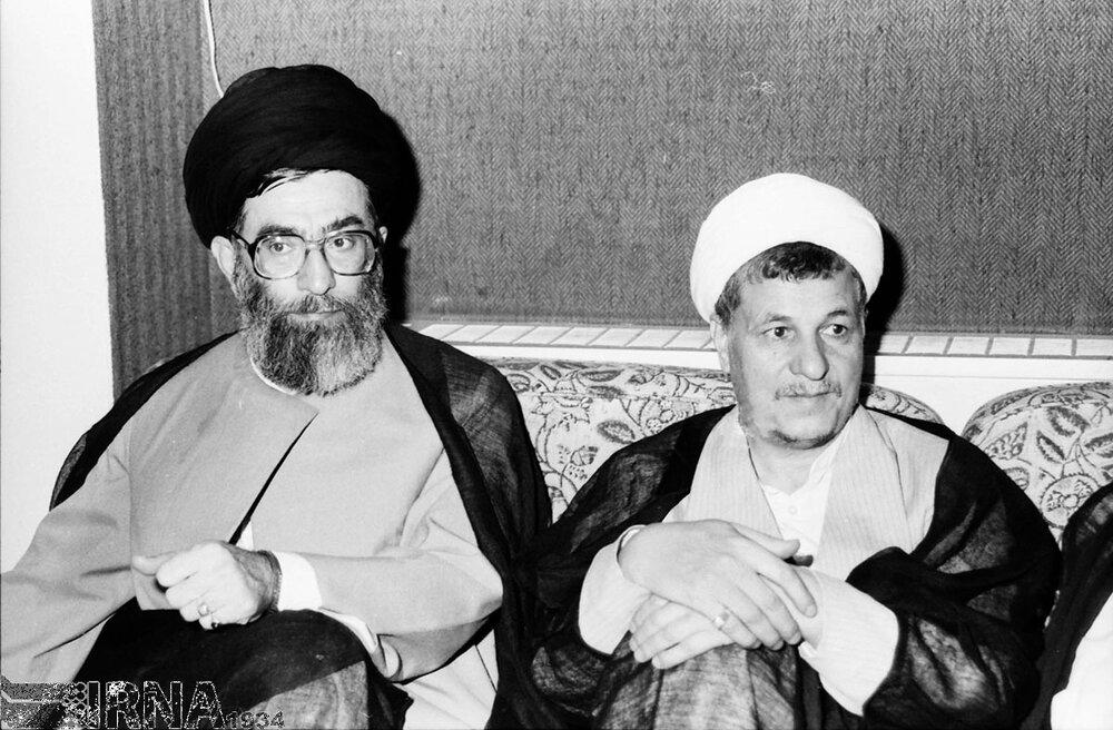 ناگفته هایی از «شورای انقلاب» / ماجرای اولین برخورد مرحوم هاشمی با کارتابل اداری / بالاترین حقوق را «آقا ایوب آبدارچی» می‌گرفت