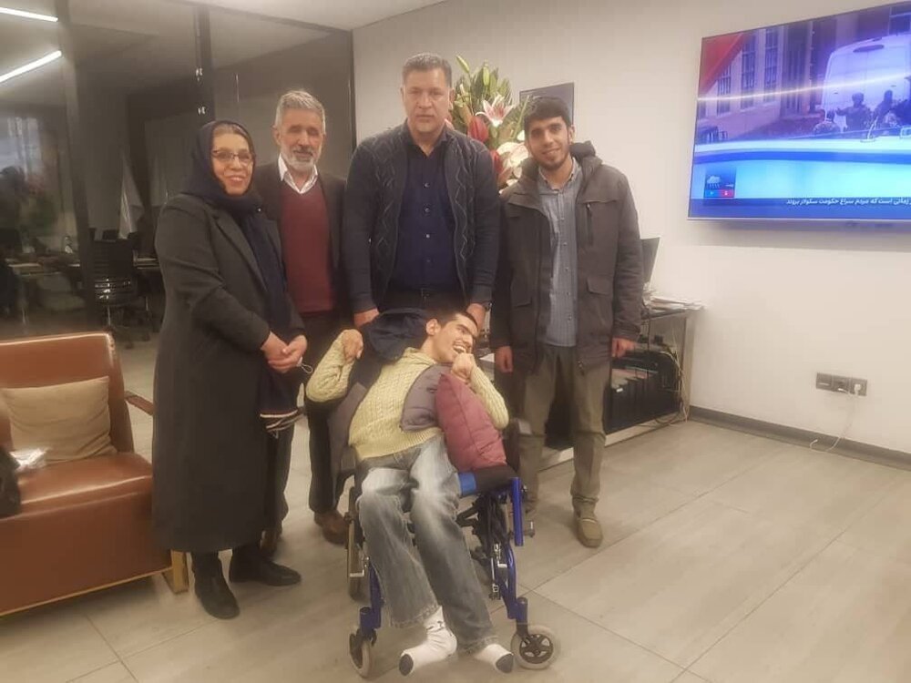 هدیه ویژه علی دایی به جوان معلول هوادار پرسپولیس/عکس