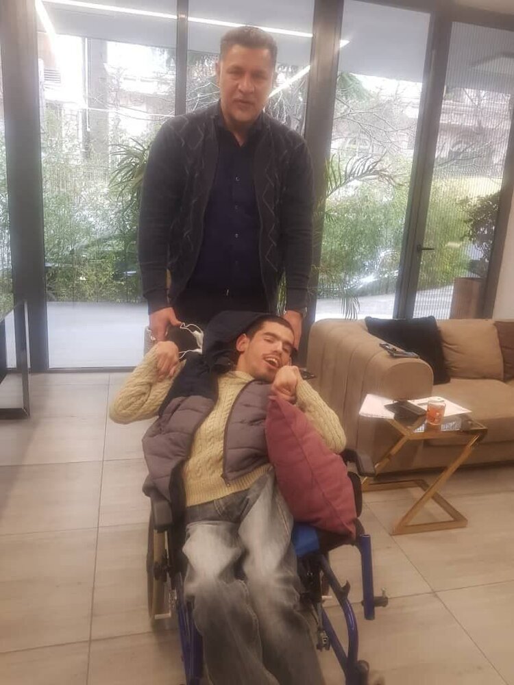 هدیه ویژه علی دایی به جوان معلول هوادار پرسپولیس/عکس