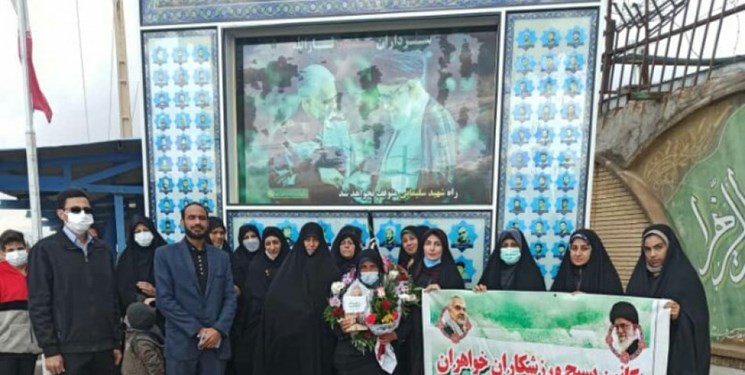 پیاده‌روی 905 کیلومتری به عشق حاج قاسم/استقبال پرشور کرمانی‌ها از بانوی سی‌سختی+فیلم