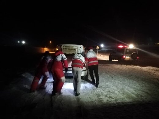 ۳۰ خودرو گرفتار در برف و کولاک نجات یافتند