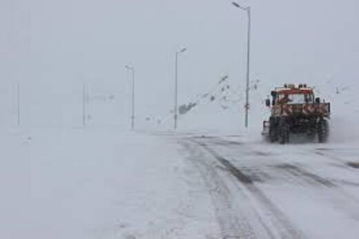 امدادرسانی و رهاسازی ١٠٣ خودروی گرفتار در برف و کولاک محورهای مواصلاتی تکاب