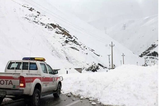 برف شدید جاده هراز و فیروزکوه/ تردد بدون تجیهزات ممنوع شد