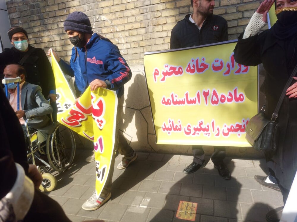 تجمع بیماران دیالیزی و کلیوی مقابل وزارت کشور/ رئیس سمنهای وزارت کشور برای پیگیری خواستههای بیماران قول مساعد داد