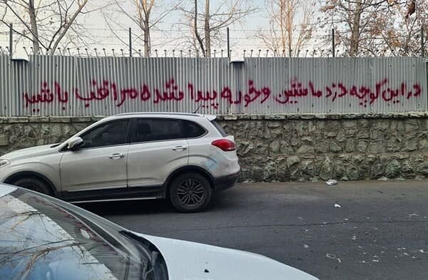 در این کوچه دزد ماشین و خودرو پیدا شده، مراقب باشید!