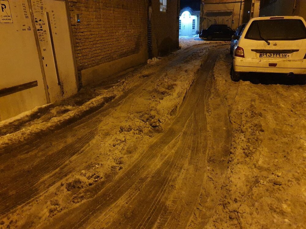 دو هفته بعد از بارش سنگین، مشکلات برف در ارومیه ادامه دارد