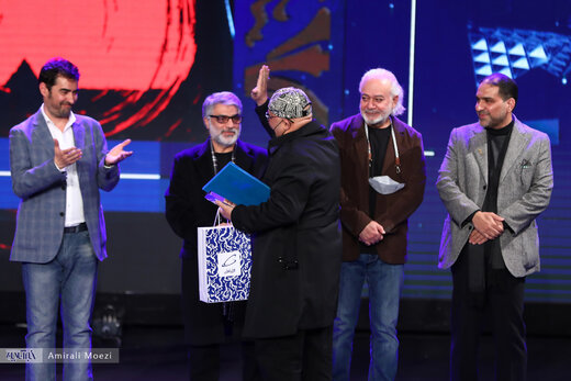 روزنامه اعتماد: این بی کفایتی مسئولان جشنواره فیلم فجر است که اسامی برندگان سیمرغ، لو برود