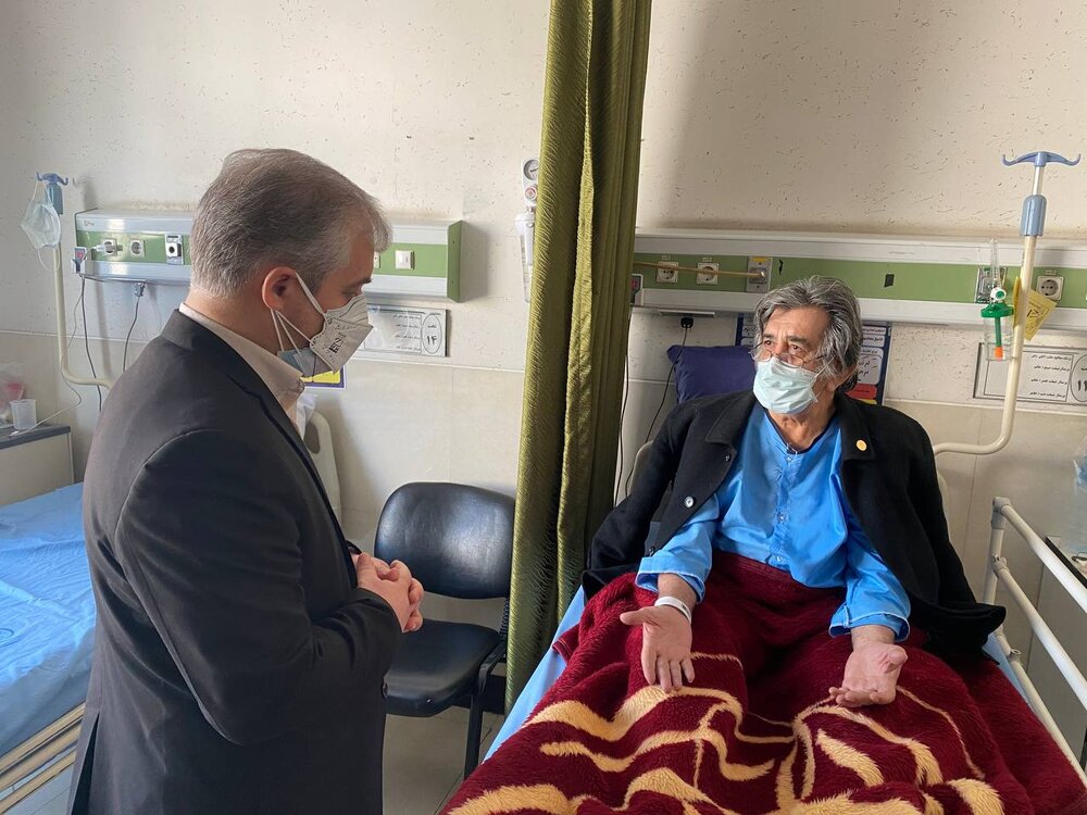 عیادت مدیرعامل موسسه هنرمندان پیشکسوت از محمدحسین عطارچیان/ عکس  