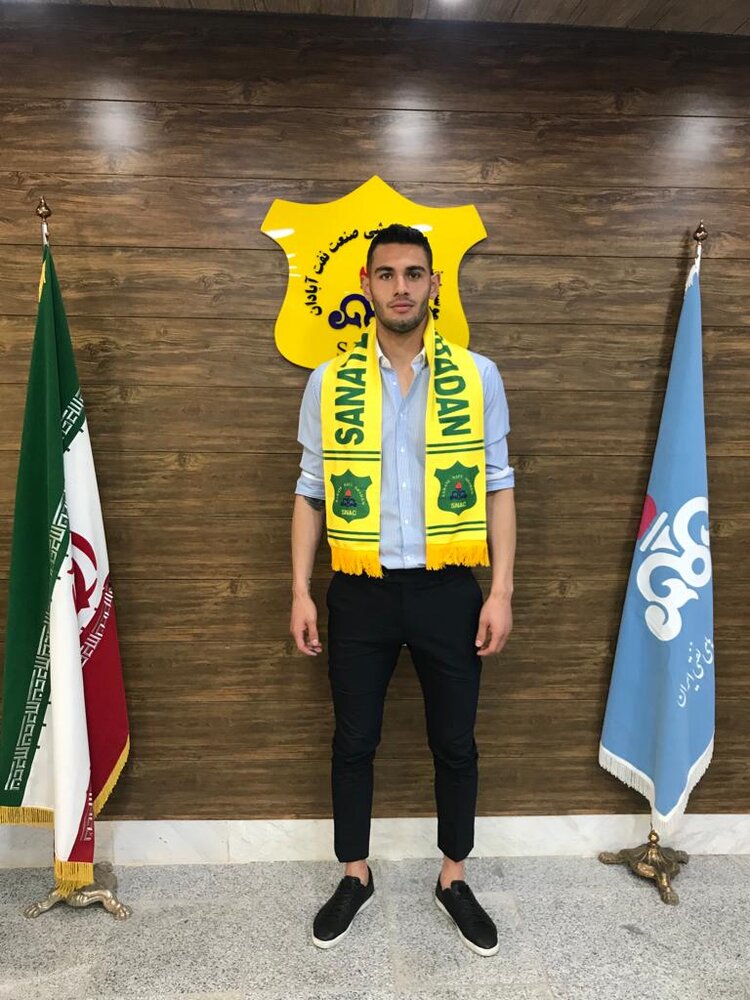 نفت آبادان یک دروازه بان جذب کرد