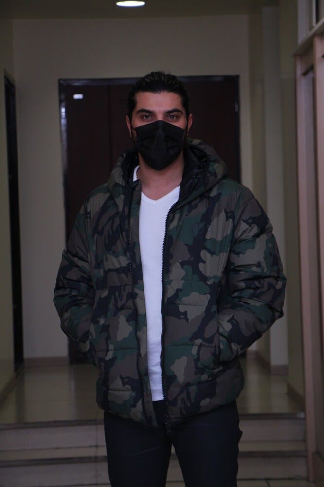 ژست سینا مهراد در سینما کورش/ عکس