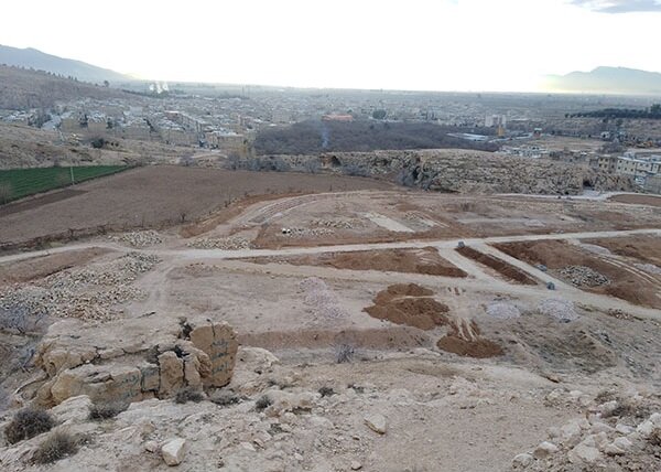 کاخ هخامنشی در محاصره شکارچیان زیرخاکی، فاضلاب و معتادان/عکس