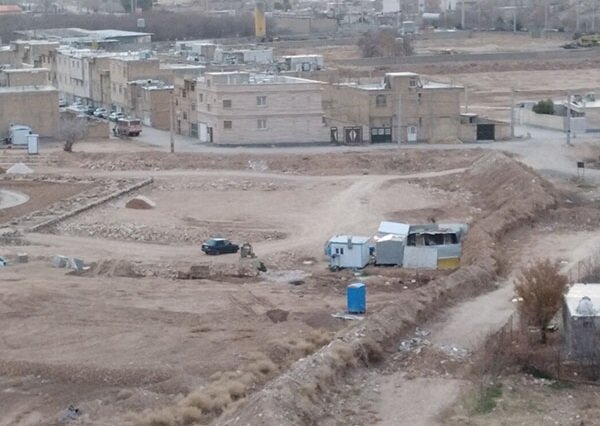 کاخ هخامنشی در محاصره شکارچیان زیرخاکی، فاضلاب و معتادان/عکس