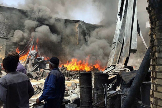 آتش سوزی بزرگ در شرق تهران/ نجات ۴۶ نفر از میان شعله‌ها