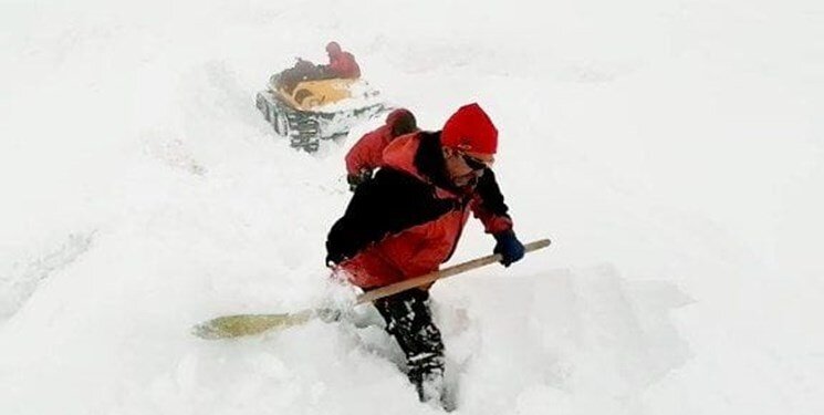 تصاویر عملیات نفسگیر نجات مادر باردار از میان برف ۲ متری | ۳ روز عملیات در آغاز سال جدید