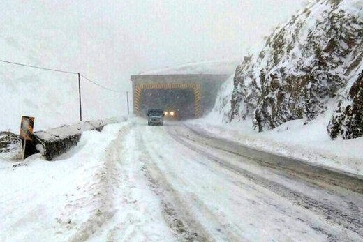 جاده‌های ۱۷ استان زیر بارش برف و باران