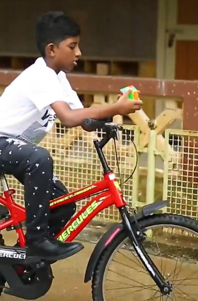 حل مکعب روبیک حین دوچرخهسواری در ۱۴.۳۲ ثانیه!/ تصویر